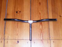 Diamant-Sportlenker Zeitraum: ca. 197? - ca. 19?? Verwendung: Touren- und Sporträder von Diamant Material: Stahl, verchromt Breite: 54 cm Schaftlänge: 17 cm Bemerkungen: Ungeprägt. Mit Kunststoffmanschette - diese in verschiedenen Grautönen bekannt.