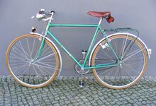 Beispiel für die Verlegung eines Beleuchtungskabels an einem Sportrad. Bei der Befestigung unter dem Oberrohr wurde das Beleuchtungskabel mit drei Stücken eines Aluminium-Kabelklemmbandes direkt an den Bowdenzug geklemmt; an den Führungsösen des Bodenzuges wurde das Kabel jeweils mit einem Knoten fixiert.