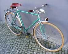 Ausstattung des Fahrrades: Sportsattel von Möve, Werkzeugtasche vom VEB Lederwarenfabrik Mühlhausen, Lichtanlage von BALACO und TSG-Bereifung.