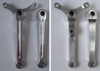 Sportkurbeln (Leichtmetall) (Zwei-Arm-Kurbel) Zeitraum: 1954 bis 1957 Verwendung: Diamant (Luxus-)Sportrad-Modelle Material: Aluminium Kettenblattaufnahme: 3-Punkt-Befestigung (120mm Lochkreisdurchmesser) Bemerkungen: Nuten teilweise farbig ausgelegt (passend zur Rahmenfarbe)