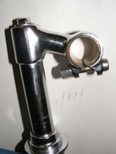 Diamant-Vorbau Zeitraum: 1954 bis 1965/66 Verwendung: Diamant Sporträder Material: Stahl (verchromt) Lenkerklemmung: 22 mm (mit Kunststoffhülse); 25 mm (ohne) Bemerkungen: zierlicher Kopf; bis ca. 1961 mit Diamant-Prägung unten am Schaft