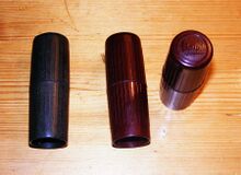 "Stabil" - Fahrradgriffe Kennzeichnung: Stabil Zeitraum: vrmtl. Ende 1940er/Anfang 1950er Jahre Verwendung: Zubehörteil Material: Duroplast Farben: schwarz, rot Bemerkungen: Die Griffe werden im Lenkerrohr verkeilt (keine Papphülse!). Diese Methode gewährleistet jedoch keinen festen Halt, weshalb sich dieses System offenbar nicht durchsetzen konnte. Es sind nur sehr wenige "Stabil"-Griffe bekannt. Aufgrund der starken Ähnlichkeit zu den Tempo-Griffen wird Hugo Günther als Hersteller vermutet.