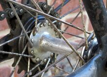 RENAK-Nabe (Exportausführung) Zeitraum: 195x bis mind. 1958 Verwendung: Exportartikel Material: Stahl (verchromt) Bemerkungen: ohne Ölerloch, 40 Speichenlöcher, umlaufende Prägung (quer zur Achse)