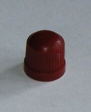 Staubkappe Zeitraum: späte 60er Jahre/70er Jahre Hersteller: ?? Material: Thermoplast Bemerkungen: zum Aufstecken oder Aufschrauben, verschiedene Rottöne bekannt