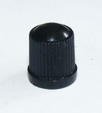 Staubkappe Zeitraum: 70er/80er Jahre Hersteller: ?? Material: Thermoplast Bemerkungen: lange Ausführung, zum Aufschrauben