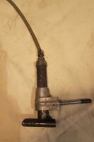 Stempelbremse mit Seilzug Zeitraum: 19?? - 1962 Verwendung: Diamant Tourensporträder Material: Stahl (verchromt), Alu Bemerkungen: Ober- und Unterteil ineinander gehakt, Sechskantmutter als Kontermutter