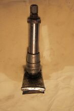 Seilzug-Stempelbremse Zeitraum: 1963 bis etwa 1970 Verwendung: Diamant Tourensporträder, Mifa Klapp- und Kinderräder Material: Stahl (verchromt), Alu Bemerkungen: Ober- und Unterteil verschraubt, Sechskantmutter als Kontermutter