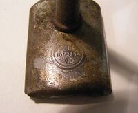 Stempelbremse mit Gestänge Zeitraum: vermutlich 50er Jahre Verwendung: Material: Stahl (verchromt) Bemerkungen: hergestellt von Orthopädie Königsee, Variante mit Krone als Logo