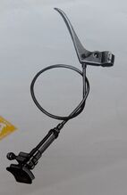 Seilzug-Stempelbremse "Modell 8176" von FZTW Zeitraum: 195x bis 195x (hier: 1956) Verwendung: Material: Stahl (verchromt) Bemerkungen: Griff aus Leichtmetall, Bowdenzug mit farbiger Umhüllung