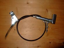 Seilzug-Stempelbremse Zeitraum: vrmtl. 1980er Jahre Verwendung: vrmtl. Kinderfahrräder Material: Stahl (verchromt) Bemerkungen: evtl. auch Zubehörteil