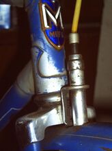 Seilzug-Stempelbremse Zeitraum: 195x bis 195x (hier: Baujahr 1957) Verwendung: Sporträder von Mifa Material: Stahl (verchromt) Bemerkungen: