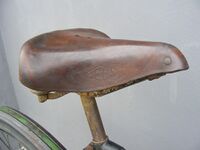 Tourensattel von Stephan Zeitraum: 194x bis 19xx (hier um 1948) Verwendung: Möve-Fahrräder Decke: Leder, lackiert Gestell: Stahl, verchromt Bemerkungen: für Herrenräder