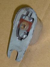 Stern-Kontrolllampe (Unterseite) An der Unterseite befinden sich zwei Anschlüsse für die Verbindung zum Dynamo und die Rückleitung zum Rücklicht. Lampe und Anschlüsse sind vom Gehäuse isoliert.