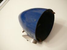 Zeitraum: 19?? bis 19?? Verwendung: Zubehörteil Material: Kunststoff, Stahl, Aluminium Farben/Varianten: blau (s.o.), schwarz Bemerkungen: mit Alufuß vernietet; Befestigung auf dem vorderen Schutzblech