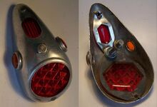 Zeitraum: 1950er Jahre, bis mind. 09/1960 Material: Aluminium, Glas, Kunststoff Bekannte Farben: Aluminium (blank) Verwendung: Zubehörteil Bemerkungen: zur Schutzblechmontage; Variante mit eingefassten Seitenfenstern