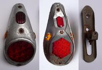 Zeitraum: 50er Jahre Material: Aluminium, Glas, Kunststoff Bekannte Farben: Alu Blank Verwendung: Zubehörteil Bemerkungen: leicht unterschiedliche Ausführungen, zur Schutzblechmontage