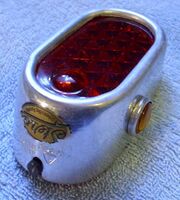 Zeitraum: 50er Jahre Material: Aluminium, Glas Bekannte Farben: Alu blank Verwendung: Zubehörteil Bemerkungen: Variante mit gelben Kontrollleuchten