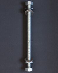 2. Einpresswerkzeug Zum Einpressen der Lagerschalen dient folgendes selbstgebautes Werkzeug: eine 26cm lange M16-Gewindestange mit zwei M18-Unterlegscheiben, die flächig in den Lagerschalen liegen und zwei M16-Scheiben als Vermittler zu den zwei M16-Muttern