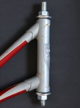 3. Lagerschalen einpressen Die neuen Lagerschalen werden zuerst von Hand in den Rahmen eingesetzt und gerade eingepresst. Danach wird das Einpresswerkzeug eingesetzt und die Lagerschalen durch langsames Festziehen der Muttern eingepresst. Dabei immer wieder kontrollieren, dass die Lagerschalen sich nicht verkanten und damit den Lagersitz im Rahmen beschädigen.