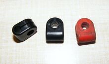 Klemmen aus Plastik, mit denen Schutzblechstreben der Diamant Tourensporträder ab Mitte der 1960er Jahre am Rahmen befestigt wurden. Rot bis ca 1978/79, später schwarz.