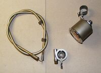 Zeitraum: 60er Jahre, hier: um 1966 Hersteller: Messgerätewerk Beierfeld Verwendung: Zubehörteil Material: Stahlblech, Glas Bemerkungen: Links beschriebener Tachometer mit Antriebswelle und Mitnehmer. Mitnehmer aus Zink-Druckguss, hergestellt für 26"- und 28"-Räder.