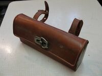 Satteltasche aus Kunststoff (Ethylenvinylacetat) vom VEB Leder- und Plastverarbeitungswerke Dresden, braun, ab etwa 1970