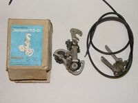 Zeitraum: 198? - 198? Verwendung: Zubehörteil Material: Aluminium, Kunststoff Bemerkungen:Originale Verpackung mit Schaltwerk, Schalthebeln und Bowdenzügen