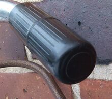 "Tempo" - Fahrradgriffe Kennzeichnung: keine Zeitraum: 194x bis 195x, hier: 1950 Verwendung: hier: Simson-Fahrrad Material: Duroplast, Papier Farben: schwarz Bemerkungen: ohne Metallabschlussring, ohne Schriftzug, Pappinnenhülse