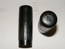 "Tempo" - Fahrradgriffe Kennzeichnung: TEMPO * Zeitraum: bis ca. 1955 Verwendung: Fahrräder von Diamant, Mifa, Möve, Simson, Zubehörteil Material: Duroplast, Papier Farben: schwarz, rot Bemerkungen: mit und ohne verchromten Metallabschlussring produziert, mehrere Varianten des Schriftzuges (Schriftgröße und -type) und der Länge bekannt, Pappinnenhülse