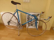 Straßen-Zeitfahrrad der ersten Generation mit gleich großen Laufrädern (27"), am Gabelkopf befestigtem Lenker und ovalen Rohren