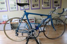 Straßen-Zeitfahrrad mit unterschiedlich großen Laufrädern (26" vorn; 27" hinten") und muffenlos gelötetem Rahmen mit ovalen Rohren und Verstärkungsblechen an den Knotenpunkten