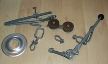 SCHALTFIX SUPER Zeitraum: 1954 bis mind. Frühjahr 1957 Verwendung: Zubehörteil Material: Stahl, verzinkt, Duroplast Bemerkungen: Kettenführung erfolgt mittels zweier Duroplast-Rollen. Speichenschutz aus Aluminium.