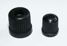 Überwurfmutter und Staubkappe Zeitraum: 70er / 80er Jahre Hersteller: ?? Material: Thermoplast Bemerkungen: