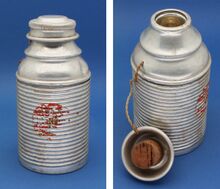 Rennfahrerflasche mit Thermoeinsatz (0,25 Liter) Zeitraum: 1950er und 1960er Jahre Hersteller: VEB THERMOS Langewiesen Bemerkungen: anfangs mit glatter, später mit gerillter Wandung