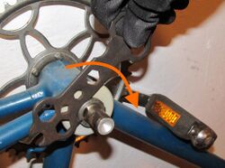 1. Konterring lösen Um an die Kugellager des Tretlagers zu kommen, muss zunächst der Konterring auf der Tretlagerwelle mit Hilfe eines Hakenschlüssels gelöst werden. Um diese Arbeit zu erleichtern, bietet es sich an, eine alte Pedale von innen in die rechte Kurbel zu schrauben, sodass sich diese am Rahmen abstützt. Achtung: Der Konterring besitzt ein Linksgewinde und muss zum Lösen im Uhrzeigersinn gedreht werden!