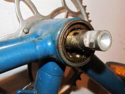 3. Lager geöffnet Danach liegt bereits das Kugellager frei und die Tretlagerwelle kann mitsamt der rechten Kurbel aus dem Rahmen gezogen werden.