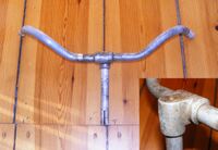 Tourenlenker vom VEB Mechanische Werkstätten Wurzen-Deuben Zeitraum: spätestens 1955 bis etwa 1961 Verwendung: Zubehörteil Material: Aluminium Breite: 53,5 cm Schaftlänge: 15 cm Bemerkungen: sehr markante Lenkermuffe, Gütezeichen und Betriebsnummer auf Unterseite der Muffe geprägt