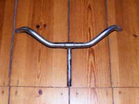 Diamant-Tourenlenker Zeitraum: 194? bis 1961 Verwendung: Diamant-Tourenräder Material: Stahl, verchromt Breite: 53,5 cm Schaftlänge: 17 cm Bemerkungen: mit "Diamant" geprägt, Gütezeichen und Betriebsnummer zusätzlich geprägt ab 195? bis 1961