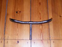 Kinderradlenker von ?? Zeitraum: 19?? - 19?? Verwendung: ?? Material: Stahl, verchromt Breite: 47 cm Schaftlänge: 15,5 cm Bemerkungen: Form ähnlich Tourenradlenkern, flach gehalten