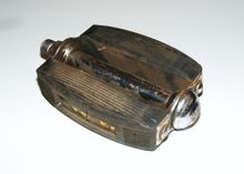 Rückstrahlerpedale Zeitraum: 195x bis 19xx Hersteller: vrmtl. Infesto Verwendung: Tourenräder Material: Stahl (verchromt), Gummi, Glas Bemerkungen: Achse geprägt mit "IFA 76", nach außen gerundete Gummiblöcke, aufgepresste Staubkappe