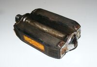 Gummiblockpedale mit Reflektoren Zeitraum: 196? - 196? Verwendung: Tourenräder Material: Gummi, Stahl (verchromt), Glas Bemerkungen: aufgepresste Staubkappe