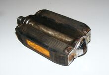 Rückstrahlerpedale Zeitraum: 196x bis ca. 1974 Hersteller: vrmtl. Mifa Verwendung: Tourenräder und Tourensporträder von Mifa Material: Gummi, Stahl (verchromt), Glas oder Kunststoff Bemerkungen: aufgepresste Staubkappe