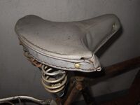 Ein ähnliches Modell in grau