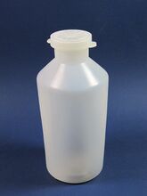 Labeflasche aus Kunststoff Zeitraum: 1960er bis frühe 1980er Jahre Hersteller: vrmtl. VEB Preßwerk Tambach-Dietharz Bemerkungen: glatte Wandung