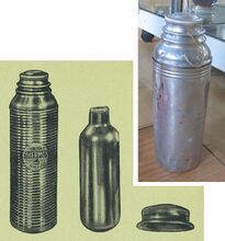 Rennfahrerflasche mit Thermoeinsatz (0,5 Liter) Zeitraum: 1950er und 1960er Jahre Hersteller: VEB THERMOS Langewiesen Bemerkungen: anfangs mit glatter, später mit gerillter Wandung
