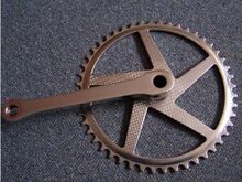 Kettenblatt für Getriebe-Typ 8018 S und 8041 S Zeitraum: 1972 bis 1990 Verwendung: Tourensporträder; Klappräder; Sporträder (ab 1976) Material: Stahl (verchromt) Größe: 46 oder 48 Zähne Zahnbreite: 2,8 mm (für 1/8"-Kette) Bemerkungen: