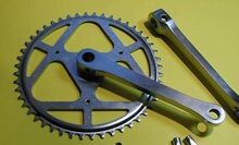 Kettenblatt für Getriebe-Typ 8041 S Zeitraum: spät. 1983 bis 1990 Verwendung: Klappräder; Sporträder Material: Stahl (verchromt) Größe: 48 Zähne Zahnbreite: 2,8 mm bzw. 2,1 mm (für 3/32"-Kette) Bemerkungen: 3 Bohrungen (Möglichkeit zur Anbringung eines Kettenschutzrings)