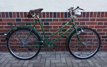 Damenrad mit 26"-Laufrädern, das aufgrund der Rahmenform und Ausstattung als Sport- oder Tourensportrad einzuordnen ist.