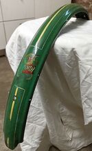 Zeitraum: Bisher für 1950er Jahre bekannt Verwendung: Bisher für Tourensport- und Sporträder bekannt Material: Stahlblech Größen: Bisher für 26 Zoll bekannt Farben/Varianten: in Rahmenfarbe lackiert Profil: gesickt Bemerkungen: Im Gegensatz zu anderen Schutzblechen stark gewölbt; einfache Strebenbefestigung über eine Schraube ohne Beschlagbleche, auf hinterem Schutzblech Abziehbild vom Herstellerlogo