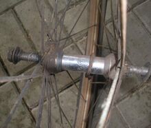 Verstärkte RENAK-Nabe M 342 Zeitraum: 195x bis 19xx Verwendung: Gepäckfahrräder und Fahrrad-/ Mopedanhänger MKH Material: Stahl (verchromt) Bemerkungen: verstärkte Flansche, Achse mit FG 9,5